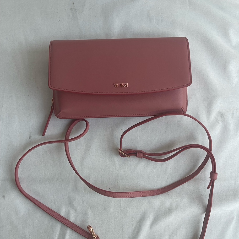 Tumi Belden Leather Wallet Crossbody 146559 Belden SLG 197106 $250